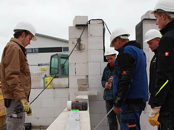 Auf dem Bau kommen 35 Bewerber auf 165 Lehrstellen. Betriebe bemühen sich deshalb verstärkt um Nachwuchs - wie die Firma Bömmel, die Lehrlinge ein Haus eigenverantwortlich errichten lässt. Foto: C. Schmitt