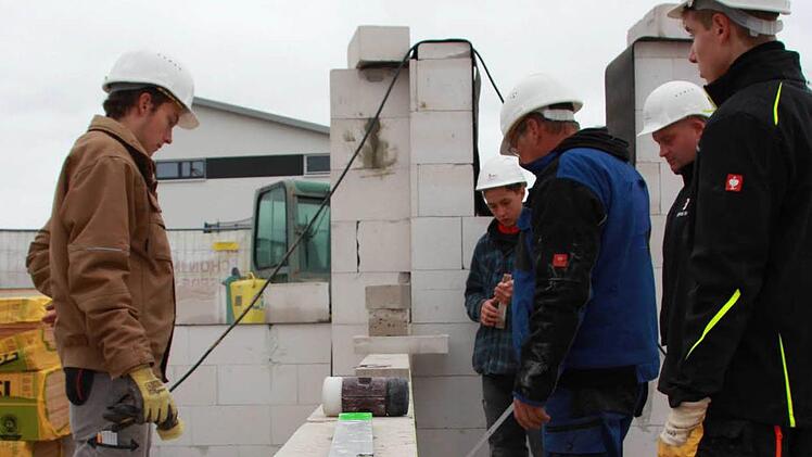 Auf dem Bau kommen 35 Bewerber auf 165 Lehrstellen. Betriebe bemühen sich deshalb verstärkt um Nachwuchs - wie die Firma Bömmel, die Lehrlinge ein Haus eigenverantwortlich errichten lässt. Foto: C. Schmitt
