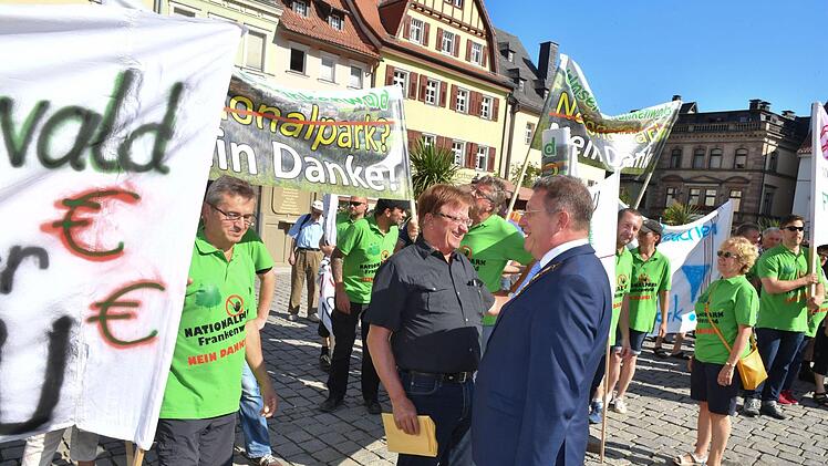 Demonstration gegen einen Nationalpark Frankenwald auf dem Kulmbacher Marktplatz Foto: Ronald Rinklef
