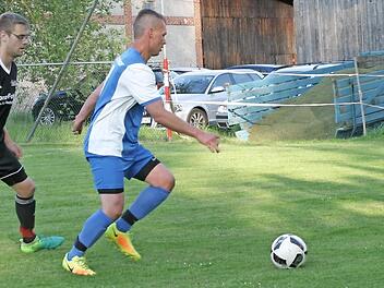 Genau wie am Freitag gegen Wüstenahorn kassierte Jakob Geng (am Ball) mit seinen Eyrichshofern gegen Seßlach eine Niederlage. Foto: Wolfgang Dietz