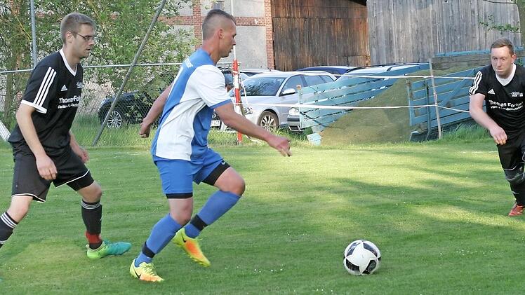 Genau wie am Freitag gegen Wüstenahorn kassierte Jakob Geng (am Ball) mit seinen Eyrichshofern gegen Seßlach eine Niederlage. Foto: Wolfgang Dietz