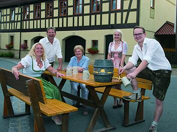 Drei Generationen im Familienbetrieb: Hildegund, Karin und Ralf sowie Tochter Sandra und Sohn Daniel Schmitt.