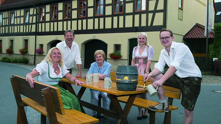 Drei Generationen im Familienbetrieb: Hildegund, Karin und Ralf sowie Tochter Sandra und Sohn Daniel Schmitt.