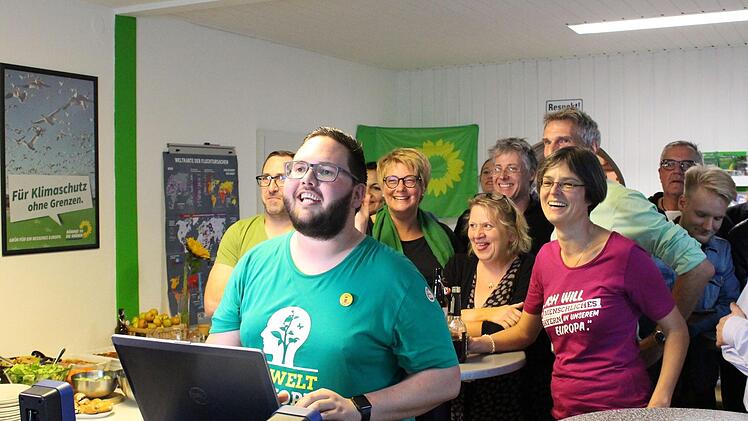 Gespannte Erwartung vor dem Beamer: Direktkandidatin Ina Sinterhauf (im rosa T-Shirt) ist zufrieden mit ihrem Ergebnis.Foto: Ulrike Nauer
