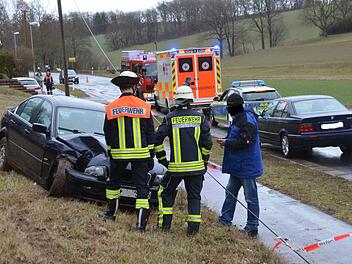 Einsatzkräfte der Feuerwehr bei dem stark beschädigten Fahrzeug, das in der Dammstraße von der Straße gerutscht war. Peter Rauch