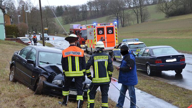 Einsatzkräfte der Feuerwehr bei dem stark beschädigten Fahrzeug, das in der Dammstraße von der Straße gerutscht war. Peter Rauch