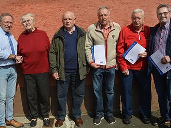 Der VdK-Ortsverband Zahlbach/Stangenroth ehrte anlässlich seiner Jahreshautversammlung einige Mitglieder: (von links) Vorsitzender Gebhard Schlereth, Erika Geis, Stefan Schlereth, Walter Panske, Heribert Panske und Dieter Reuss.  Foto: Peter Rauch