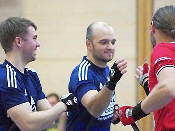 Sebastian Rehmet (links) und Markus Michel (Mitte) vom RVC Steinwiesen freuen sich über den Klassenerhalt in der 2. Radball-Bundesliga .  Foto: Hans Franz