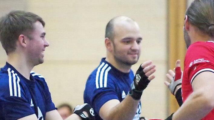 Sebastian Rehmet (links) und Markus Michel (Mitte) vom RVC Steinwiesen freuen sich über den Klassenerhalt in der 2. Radball-Bundesliga .  Foto: Hans Franz