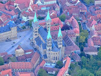 Bamberger Dom und Umfeld aus der Luft.