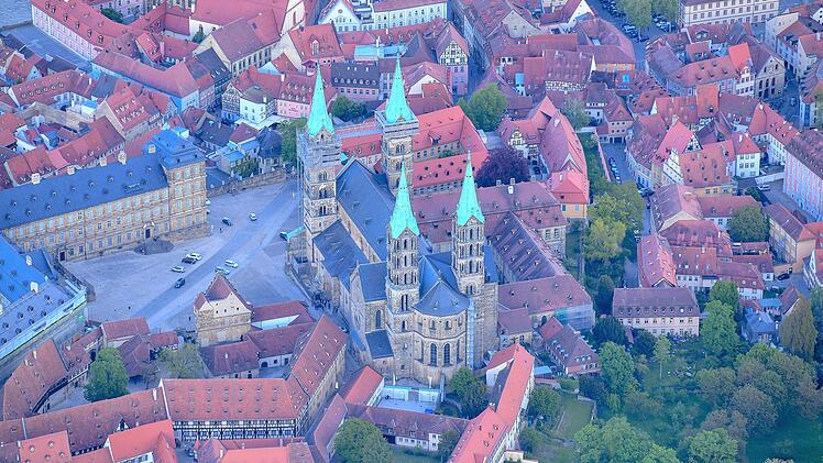Bamberger Dom und Umfeld aus der Luft.