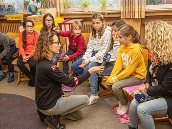 Ihren Beitrag zu den "klaro-Kindernachrichten" leisteten die Schülerinnen und Schüler der Klasse 4a aus der Grundschule an der Göritze. Dazu wurden sie von Christine Weirauch, Reporterin des Bayerischen Rundfunks, Studio Franken, interviewt. Der Schülerbeitrag beschäftigte sich mit den Buschbränden in Australien und mit deren fatalen Auswirkung auf die Koalas.  Foto: Klaus Gagel