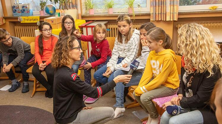 Ihren Beitrag zu den "klaro-Kindernachrichten" leisteten die Schülerinnen und Schüler der Klasse 4a aus der Grundschule an der Göritze. Dazu wurden sie von Christine Weirauch, Reporterin des Bayerischen Rundfunks, Studio Franken, interviewt. Der Schülerbeitrag beschäftigte sich mit den Buschbränden in Australien und mit deren fatalen Auswirkung auf die Koalas.  Foto: Klaus Gagel