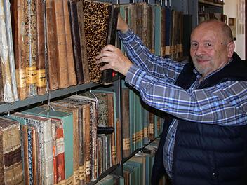 Klaus Dieter Guhling ist seit 33 Jahren ehrenamtlicher Leiter des  Münnerstädter Stadtarchivs. Jetzt konnte er seinen 80. Geburtstag feiern,  doch ans Aufhören denkt der pensionierte Studiendirektor nicht. Foto:  Dieter Britz