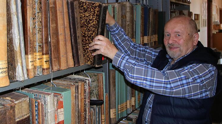 Klaus Dieter Guhling ist seit 33 Jahren ehrenamtlicher Leiter des  Münnerstädter Stadtarchivs. Jetzt konnte er seinen 80. Geburtstag feiern,  doch ans Aufhören denkt der pensionierte Studiendirektor nicht. Foto:  Dieter Britz
