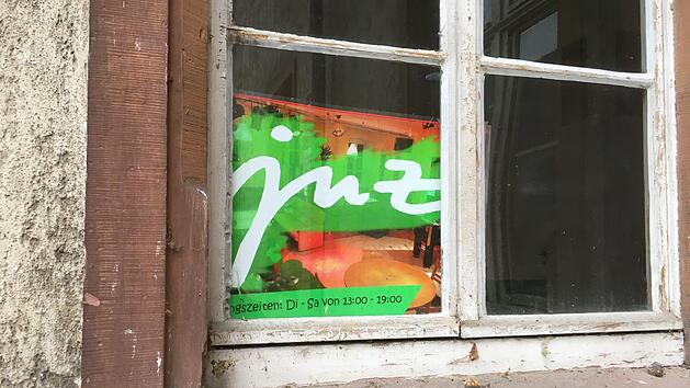 Das Jugendzentrum in der alten Volksschule neben der Stadtpfarrkirche ist seit Monaten verwaist. Wie auch die Jugendtreffs in den Stadtteilen wurden die R&auml;ume wegen Corona geschlossen. Die Verwaltung will nun mit der Einstellung von zwei Fachkr&auml;ften eine Stadtjugendarbeit neu aufbauen. Foto: Ralf Ruppert