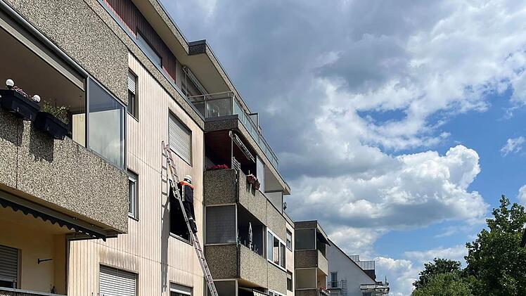 Lauf: Brand in Mehrfamilienhaus - Feuerwehr muss Hunde retten