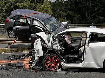 21-Jähriger gerät in den Gegenverkehr: Schwerer Frontalzusammenstoß auf der B14 21-Jähriger gerät in den Gegenverkehr: Schwerer Frontalzusammenstoß auf der B14