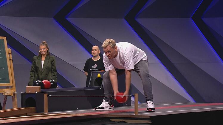 "Ich werfe das, was ich bin." Und deshalb stand bei Knossi, aber auch bei Mälzer und Elton, öfter mal die Null. Kegel-Weltmeister André Laukmann gewann.
