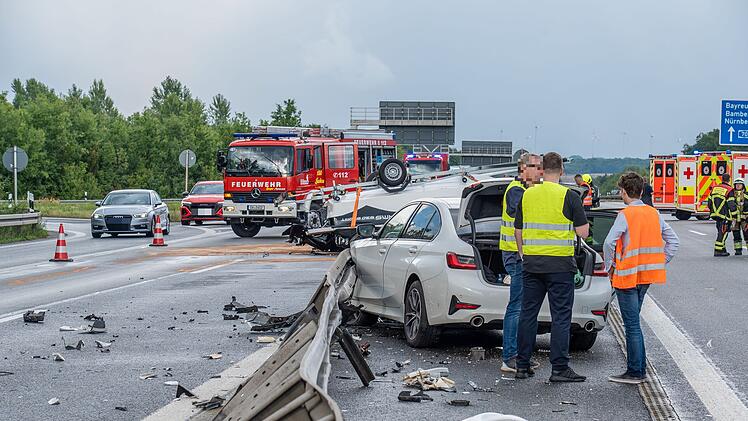 Schwerer Unfall nach Auffahrkollision – Wohnmobil kippt, Boot überschlägt sich