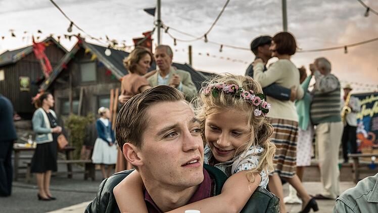 Weite, enge Welt an der Ostsee: Siegfried Lenz' Novelle "Schweigeminute" ist in jener Zeit angesiedelt, als der Autor selbst jung war. Aufgeschrieben hat er sie aber erst 2008 - mit &uuml;ber 80 Jahren (Szene mit Jonas Nay und Carlotta von Falkenhayn).