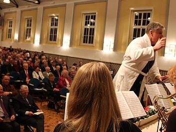 Stadtmusikdirektor Bernd Hammer dirigiert im Bademantel ein Udo-Jürgens-Medley auf dem Neujahrsempfang der Stadt.  Fotos: Benedikt Borst