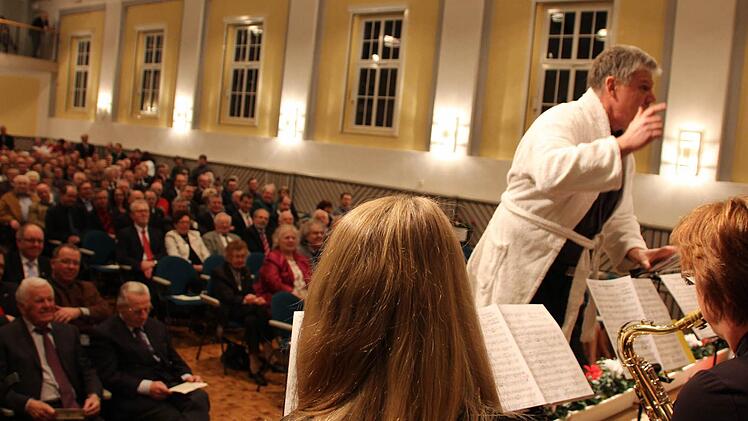 Stadtmusikdirektor Bernd Hammer dirigiert im Bademantel ein Udo-Jürgens-Medley auf dem Neujahrsempfang der Stadt.  Fotos: Benedikt Borst
