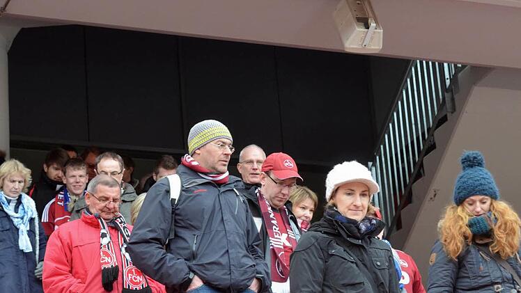 Die Besucher der Live-Tour im Nürnberger Stadion genießen die besondere Atmosphäre unmittelbar vor dem Anpiff. Foto: Nikolas Pelke