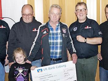 Der Truckerclub Franken-Strolche überreichte eine Spende von 2500 Euro an die Tschernobylkinderhilfe Neustadt. Zu sehen sind (von links) Tom Limmer, 1. Vorsitzender Matthias Lange mit Tochter Sophie, Dieter Wolf, Fernfahrerseelsorger Norbert Jungkunz und Kassier Manfred Hanna.  Foto: Rainer Glissnik