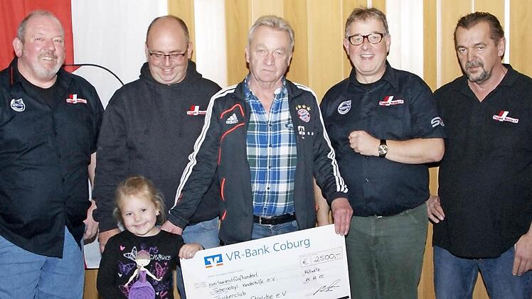 Der Truckerclub Franken-Strolche überreichte eine Spende von 2500 Euro an die Tschernobylkinderhilfe Neustadt. Zu sehen sind (von links) Tom Limmer, 1. Vorsitzender Matthias Lange mit Tochter Sophie, Dieter Wolf, Fernfahrerseelsorger Norbert Jungkunz und Kassier Manfred Hanna.  Foto: Rainer Glissnik