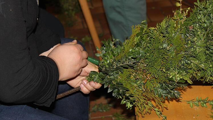 Die Bögen werden gebunden. Foto: Carmen Schwind