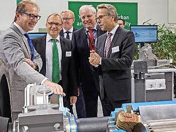 Bundesminister Alexander Dobrindt (links) beim Eröffnungsrundgang auf der InnoTrans im Gespräch mit Vertretern von Schaeffler (von rechts): Stefan Spindler, Mitglied des Vorstands und CEO Industrie, Hans-Christian Maaß, Leiter Hauptstadtrepräsentanz, Prof. Rainer Lindner, CEO Mittel- und Osteuropa, und Michael Holzapfel, Leiter Geschäftsbereich Bahn Europa Foto: Schaeffler