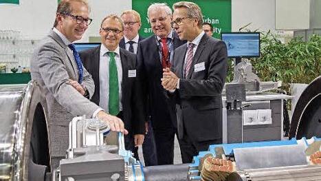 Bundesminister Alexander Dobrindt (links) beim Eröffnungsrundgang auf der InnoTrans im Gespräch mit Vertretern von Schaeffler (von rechts): Stefan Spindler, Mitglied des Vorstands und CEO Industrie, Hans-Christian Maaß, Leiter Hauptstadtrepräsentanz, Prof. Rainer Lindner, CEO Mittel- und Osteuropa, und Michael Holzapfel, Leiter Geschäftsbereich Bahn Europa Foto: Schaeffler