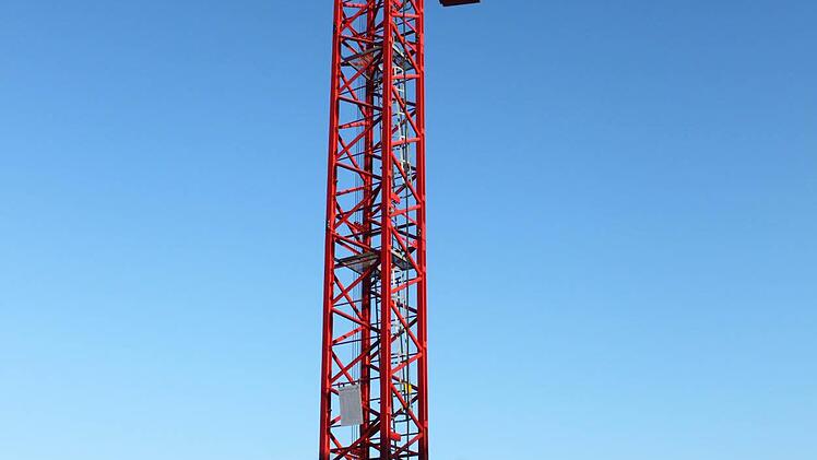 Der Kran dominiert die Baustelle. Foto: Jürgen Gärtner