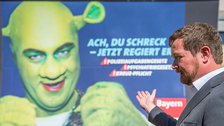 Uli Gr&ouml;tsch (SPD), Generalsekret&auml;r der bayerischen SPD, stellt das erste Wahlplakat der Bayern SPD f&uuml;r die kommende Landtagswahl vor.  Foto: Lino Mirgeler/dpa