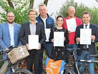 Die Sieger im Stadtradelns 2019 zusammen mit Landrat Sebastian Straubel (Zweiter von links) und der Hauptorganisatorin Marita Nehring (links)  Foto: Desombre