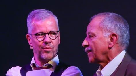 Moderator Rainer Schmidt (l.) scherzt mit dem Lebenshilfe-Vorsitzenden Klaus Gallenz. Foto: Barbara Herbst