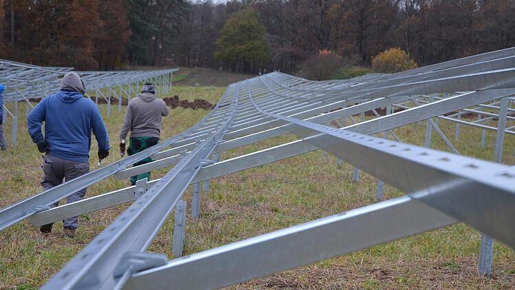 Bei Weidach wird für die Energiegenossenschaft Coburger Land ein Solarpark gebaut.Rainer Lutz