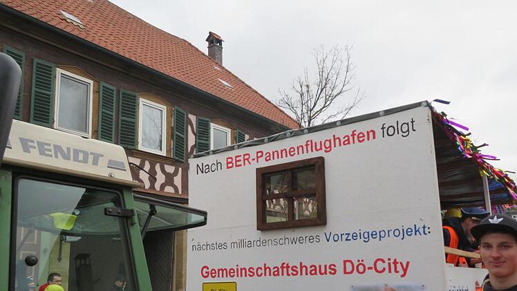 In die nächste Runde oder gleich für die nächste Generation? Das Gemeinsschaftshaus hat auffallend Parallelen zum Berliner Pannenflughafen, meinen die Döringstadter