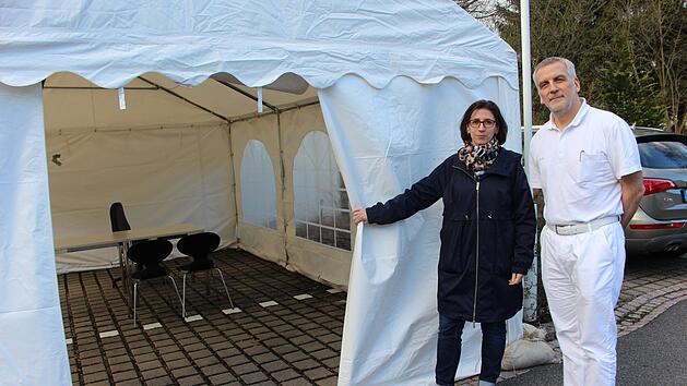 Seit Donnerstag steht ein Zelt auf dem Parkplatz der Capio-Franz-von- Pr&uuml;mmer-Klinik. Sabine Hein und Dr. Hans-Joachim M&uuml;ller haben sich f&uuml;r die drastische Ma&szlig;nahmen entschieden, um andere Patienten zu sch&uuml;tzen. Foto: Julia Raab
