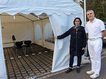 Seit Donnerstag steht ein Zelt auf dem Parkplatz der Capio-Franz-von- Prümmer-Klinik. Sabine Hein und Dr. Hans-Joachim Müller haben sich für die drastische Maßnahmen entschieden, um andere Patienten zu schützen. Foto: Julia Raab