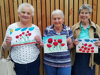 Stolz halten diese Seniorinnen ihre Gemälde in die Kamera, die sie beim ersten Projektnachmittag unter der Leitung der neuen Euerdorfer Seniorenbeauftragen Simone Mahler gemalt haben.