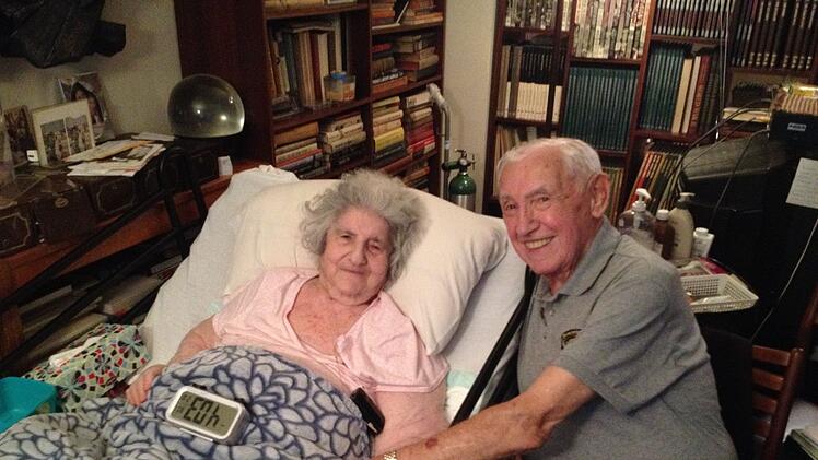 Helen Spitzer und David Wisnia. In Auschwitz waren sie ein heimliches Liebespaar. Kurz vor Helens Tod treffen sie sich wieder. 72 Jahre haben sie sich nicht gesehen.