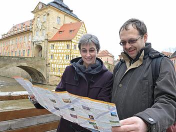 Thea Bastian und Andreas Buchter haben sechs Tage Urlaub in Bamberg gemacht. Mit Bambergcard und Stadtplan ausgestattet haben sie sich die Stadt angesehen. Auch die Führung 'Faszination Weltkulturerbe' durfte nicht fehlen. Foto: Ronald Rinklef