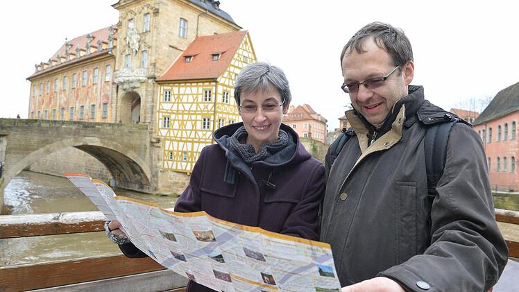 Thea Bastian und Andreas Buchter haben sechs Tage Urlaub in Bamberg gemacht. Mit Bambergcard und Stadtplan ausgestattet haben sie sich die Stadt angesehen. Auch die Führung 'Faszination Weltkulturerbe' durfte nicht fehlen. Foto: Ronald Rinklef