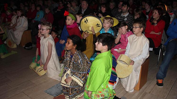 Bayern, Chinesen, Afrikaner und Mexikaner mimten die Mitglieder der Grundschul-Theatergruppe.