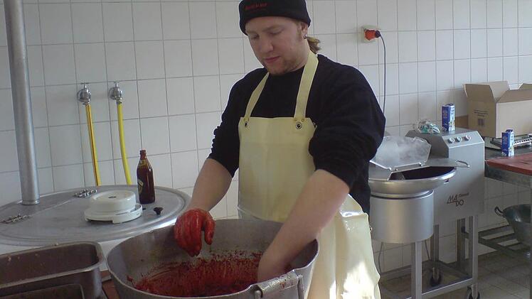Einmal im Jahr wird bei den Fleisch- und Wurstfreunden eine Sau geschlachtet. Einige hundert Kilo an Fleisch wurden dabei schon verarbeitet. Stefan Plott schmeckt die Blutwurst ab und mischt sie durch. Foto: privat