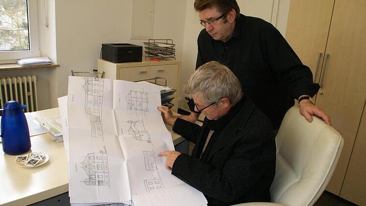 Mit Respekt vor der alten Bausubstanz modernisieren Harald Schmittwolf (stehend) und sein Planer Manfred Finster die Villa.