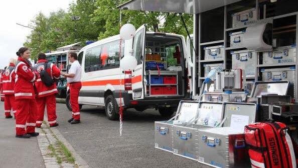 Modern ausgestatte Rettungswagen konnten die Besucher besichtigen und unter Anleitung von Rettungsdienstmitarbeiter auch einmal selbst Rettungsmaßnahmen an einer Übungspuppe durchführen. Foto: Michael Will