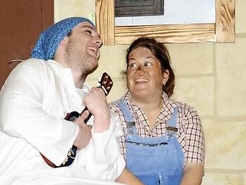 Mit allen Mitteln macht sich der junge Poet (Manuel Gräf) an die Magd Vroni (Sonja Helas) ran.  Fotos: Gerold Snater